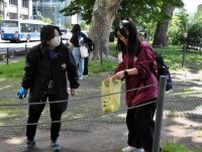 ヨサコイ祭りを前に大通公園清掃　札幌で5日開幕、踊り手たち