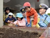 交通安全願いヒマワリの種　園児が千歳署花壇に植える