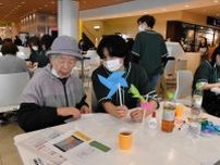 北広島移転予定の道医療大生、高齢者と工作や買い物　三井アウトレットで地域交流第１弾