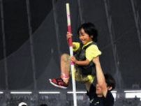 棒高跳び体験　勢いよく　札幌で「スポカル」