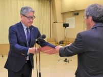平取町長選で再選　遠藤氏に当選証書　「課題に全力で取り組む」