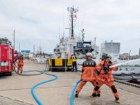 船舶火災の放水手順を確認　江差海保と消防署が合同訓練