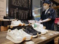 人気です！ＪＲ新潟駅のぽんしゅ館オリジナルスニーカー　洗練されたデザイン、地下足袋風ではきやすさ◎「足が疲れない」と好評