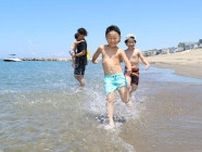 いよいよ夏本番！新潟市中央区の関屋浜海水浴場で海開き♪ 天気に恵まれ、浜辺に歓声「たくさん海で遊びたい」！