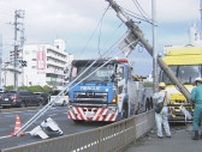 大型トラックが歩道乗り上げ信号機付き電柱を倒す事故　けが人なしも渋滞発生　広島・南区の国道２号