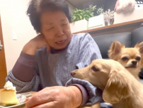 犬が苦手だったおばあちゃん　→しかし、現在の姿に「愛がすごい」「素敵なお母様」の声