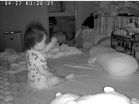 仕事中に赤ちゃん見守りカメラを見ると…母「！？」暗闇に映る予想外の行動に「可愛いしかない」「寝ぼけてるのかな」