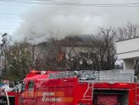 【速報】「住宅の屋根から煙が見える…」札幌市清田区の住宅街で火事　高齢の男性がけが　命に別状なし