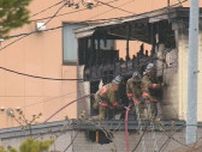 「1階の屋根に避難している」24日未明　北海道千歳市の住宅で火事　50代の女性が搬送　