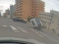 【衝突の瞬間】乗用車が赤信号の交差点を高速で侵入　そのまま車に衝突し車が横転　運転手けが　札幌市
