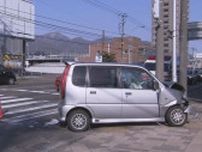 前方がつぶれた軽乗用車　停車中のワンボックスカーに追突　3人けが　札幌市西区