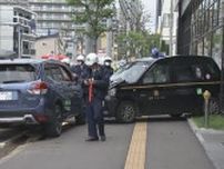 ＜速報＞車同士が衝突　はずみで車販売店に突っ込む　2人病院搬送　札幌・西区