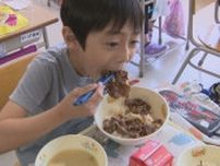 小中学校の給食にまちの特産品・白老牛の牛丼登場　ふるさと給食の一環で　北海道・白老町
