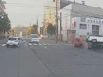 【ドラレコ映像】事故の瞬間捉える　赤信号を無視した乗用車が次々と…　破片飛び散り乗用車は大破
