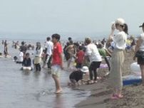 人、人、人　3連休最終日　北海道各地は天候に恵まれ海水浴場やプールにぎわう　上空リポートも