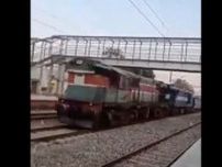 インドで無人の貨物列車が暴走、70キロ以上走り続ける