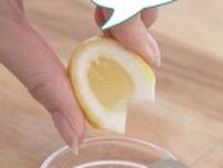レモンの正しい絞り方。少しの工夫で最後まで果汁をたっぷり絞る裏ワザ