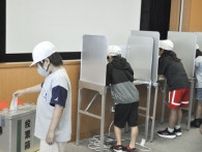 加佐登小３年生、選挙を学ぶ　記載台など使い模擬投票　鈴鹿・三重