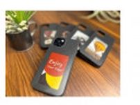 電子ペーパー一体化スマホケースをドコモが発売　好みの写真をスマホから転送して表示