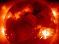 太陽フレアを頻発してオーロラの原因となった黒点は「地球が横に30個並ぶ大きさ」──「ひので」観測に成功