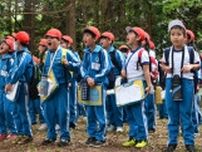 北上の飯豊小学校が8年ぶり伝統の遠足　地域の信仰集める森へ