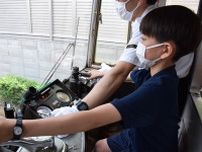 小学生が路面電車の運転体験　岡山市