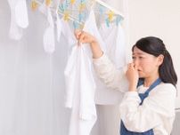カーテンレールで“部屋干し”は雑巾臭の原因に！“服の生乾き臭”を招く「NG習慣」