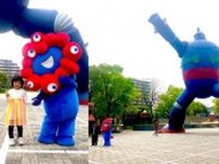 ミャクミャク、神戸・長田で“鉄人”に圧倒される！　大阪・関西万博　開幕へのカウントダウン、着々