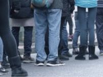 「ディズニー順番待ち中に『シンデレラ城』の写真をパシャリ。すると、前に並んでた若い女性が...」（静岡県・50代女性）