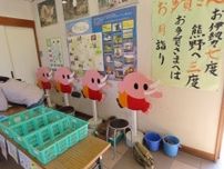 飛び出し坊や...ならぬ「飛び出しゾウや」　滋賀県多賀町に〝ピンクの象の群れ〟出現中