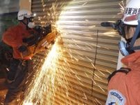解体中の「横須賀プライム」で消防訓練　若手署員が鉄扉破壊、再開発組合が協力