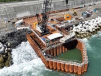 西湘海岸、砂浜再生へ国の護岸工事が本格化　１基目の潜水突堤が完成