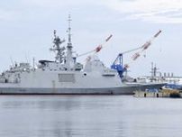 横須賀寄港のフランス海軍アキテーヌ級「ブルターニュ」、夜はトリコロールにライトアップ