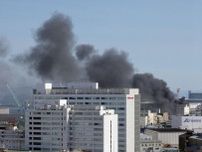 「ごみが燃えている」と119番通報、神戸市兵庫区で火災　倉庫立ち並ぶエリアに黒煙