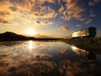 水面に浮かぶ雲、シンメトリーの世界を進む列車　北条鉄道沿線、逆さの大空に思いはせ　兵庫県中央部走るローカル線