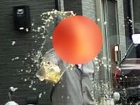 【カメラが捉えた】「尿」が混じるとみられる液体まく男　警察が現行犯逮捕　隣人とのトラブル原因か