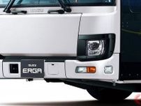 3300万円超え！ 79人乗りのいすゞ精悍顔「新モデル」登場！ 安全性能向上した新「エルガ ハイブリッド」発売