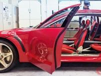 マツダ「4ドアロータリースポーツカー」公開へ 斬新ドア×4シーターの「コンパクトスポーツ」 激レアモデル“修復中”の姿を披露