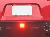 悪天候じゃないのに「リアフォグランプ点灯」違反になる？ まぶしい光で後続車は迷惑!? 晴天時に使用するリスクとは
