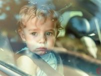 短時間でも「子どもの“車内放置”」絶対ダメ！ 「カーエアコン」稼働でも「車内で熱中症」のリスクがある「理由」とは