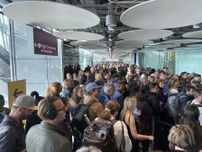 英空港で自動化ゲート不調　入国審査に長蛇の列