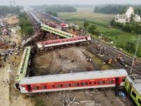 インド列車衝突、死者261人に　安全対策に遅れ、脱線車両は大破