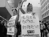 ＜あのころ＞セミヌードで毛皮反対訴え　渋谷で米国の女性2人