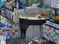 巨大鍋で「日本一の芋煮会」　汗して食す山形秋の味覚