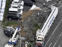 滋賀・湖南で大型トレーラー横転　車10台押しつぶす、運転手死亡
