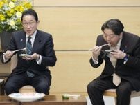 岸田首相、天然フグに笑顔　山口・下関の卸業者と面会