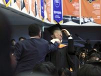 韓国、政策批判の学生退場で物議　尹大統領参加の名門大卒業式