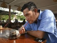 インドネシアの「逆さコーヒー」飲み方にコツ　ストローで息吹き込んでも「ここなら大丈夫」