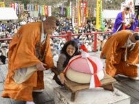 特大の鏡餅、持ち上げ競う　京都・醍醐寺で「五大力さん」