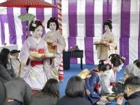 京都・北野天満宮で「梅花祭」　芸舞妓の振る舞うお茶味わう